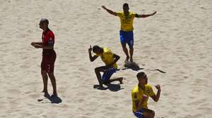 Portugal perdeu o troféu do Mundialito de futebol de praia. Foi o Brasil que o levou para casa, depois de derrotar Portugal, por 6-4, no decisivo jogo da última jornada da competição, disputada em Carcavelos, Cascais, a 31 de julho. José Sena Goulão/Lusa