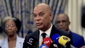 O líder da UNITA, Adalberto Costa Júnior, fala aos jornalistas após o encontro com o Presidente angolano, João Lourenço (» ausente na fotografia), no Palácio Presidencial em Luanda, Angola, 13 de maio de 2025. AMPE ROGÉRIO/LUSA