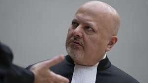 epa11963831 Chief Prosecutor Karim Khan talks while waiting for former Philippine President Rodrigo Duterte to appear via video link in the courtroom of the International Criminal Court (ICC) in The Hague, Netherlands, 14 March 2025. Duterte, who is being held in Scheveningen prison, appears before a pre-trial chamber of the ICC, following his arrest on 11 March in Manila. The ICC is investigating Duterte's war on drugs campaign that resulted in thousands of cases of alleged extra-judicial killings during his term.  EPA/PETER DEJONG / POOL