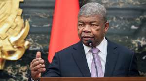 O Presidente de Angola, João Lourenço, intervém na conferência de imprensa conjunta com o Presidente de Moçambique, Daniel Chapo, (ausente da fotografia), após a assinatura de acordos entre os dois países, no Palácio Presidencial, em Luanda, Angola, 16 de maio de 2025. Nesta visita de dois dias, a convite de João Lourenço, com o objetivo de reforçar as relações bilaterais e identificar oportunidades de investimentos e cooperação económica, Daniel Chapo faz-se acompanhar de uma delegação que integra os ministros dos Negócios Estrangeiros e Cooperação, Maria dos Santos Lucas, dos Recursos Minerais e Energia, Estevão Pale, da Economia, Basílio Muhate, e dos Transportes e Logística, João Matlombe, bem como do secretário de Estado do Tesouro e do Orçamento, Amílcar Tivane. AMPE ROGÉRIO/LUSA