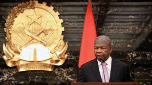 O Presidente de Angola, João Lourenço, intervém na conferência de imprensa conjunta com o Presidente de Moçambique, Daniel Chapo, (ausente da fotografia), após a assinatura de acordos entre os dois países, no Palácio Presidencial, em Luanda, Angola, 16 de maio de 2025. Nesta visita de dois dias, a convite de João Lourenço, com o objetivo de reforçar as relações bilaterais e identificar oportunidades de investimentos e cooperação económica, Daniel Chapo faz-se acompanhar de uma delegação que integra os ministros dos Negócios Estrangeiros e Cooperação, Maria dos Santos Lucas, dos Recursos Minerais e Energia, Estevão Pale, da Economia, Basílio Muhate, e dos Transportes e Logística, João Matlombe, bem como do secretário de Estado do Tesouro e do Orçamento, Amílcar Tivane. AMPE ROGÉRIO/LUSA