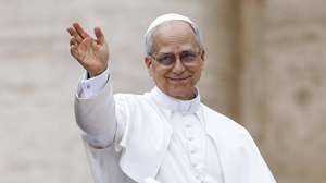 epaselect epa12122177 Pope Leo XIV waves to the faithful during the weekly General Audience in St. Peter's Square, in Vatican City, 21 May 2025.  EPA/ANGELO CARCONI