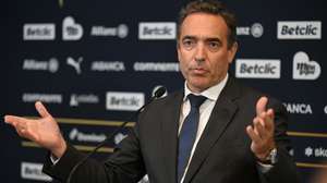 O novo presidente da Liga Portuguesa de Futebol Profissional (LPFP) para o quadriénio 2023-2027, Reinaldo Teixeira, discursa após ter vencido as eleições à presidência da LPFP, no Porto, 11 de abril de 2025. O presidente da Associação de Futebol do Algarve e coordenador dos delegados da LPFP, de 61 anos, somou 42 dos 52 votos (81%), contra os 10 (19%) de José Gomes Mendes, que liderava a Mesa da Assembleia Geral do organismo e era apoiado pelos bracarenses. FERNANDO VELUDO/LUSA