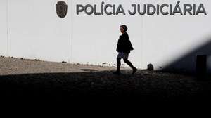 Uma traseunte passa pelo edificio sede da Policia Judiciária em Lisboa, 17 de agosto de 2022. TIAGO PETINGA/LUSA