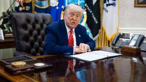 epa12146152 US President Donald Trump holds during a press conference in the Oval Office at the White House in Washington, DC, USA, 30 May 2025.  EPA/FRANCIS CHUNG / POOL