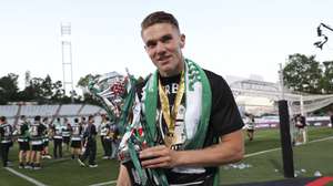 epa12135327 Sporting player Gyokeres celebrates with the trophy of the Portugal Cup after defeating Benfica during the Portugal Cup final soccer match between Benfica and Sporting held at Jamor National stadium in Oeiras, outskirts of Lisbon, Portugal, 25 May 2025.  EPA/MIGUEL A. LOPES