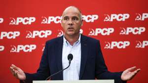 O secretário-geral do Partido Comunista  Português, Paulo Raimundo, intervém durante a conferência de imprensa para apresentação das principais conclusões da reunião do Comité Central do PCP, onde foi analisada a situação política e social, os resultados das eleições Legislativas e a ação e iniciativa política do partido, em Lisboa, 20 de maio  e 2025. ANTÓNIO COTRIM/LUSA