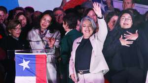 epa12205603 Jeannette Jara (C), member of the Chile communist party, celebrates her victory in the primaries for the leftist presidential candidate, in Santiago, Chile, 29 June 2025. Jara, former Minister of Labor in Gabriel Boric's administration, won the progressive primaries in Chile and became the leftist candidate for the presidential elections later this year, according to 77.5% of the votes counted.  EPA/ELVIS GONZALEZ