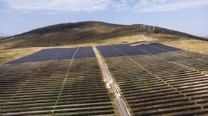 A EDP está a testar em Espanha uma plataforma digital autónoma que poderá reduzir em até 80% os custos de manutenção dos parques solares e que pretende expandir a todos os ativos do grupo.
O projeto-piloto de automação para operação e manutenção de centrais fotovoltaicas, denominado Scale Up O&amp;M e que deu agora os primeiros passos, está a ser desenvolvido no parque solar de Cruz de Hierro/Villacastín e combina drones com inteligência artificial, uma plataforma digital da EDP e robôs autónomos que operam de forma coordenada em tempo real, 01 de julho de 2025. (IMAGEM DE DRONE) FRANQUE SILVA /LUSA