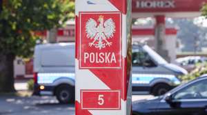 epa12212046 A view of the Polish-German border bridge over the Lusatian Neisse near Porajow in the Lower Silesian Voivodeship, southwestern Poland, 03 July 2025, during a picket organized by the 'Border Defense Movement' (ROG) to oppose returns of migrants.  EPA/KRZYSZTOF CWIK POLAND OUT