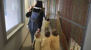 Uma auxiliar de educação e crianças do Centro Infantil Maria Monserrate (CIMM), que enveredou por um projeto-piloto da creche com semana dos quatro dias, Lisboa 30 de novembro de 2023. (ACOMPANHA TEXTO DE 03 DE DEZEMBRO DE 2023). TIAGO PETINGA/LUSA