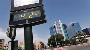 epa08599416 A street thermometer marks high temperatures in the center of Murcia, eastern Spain, 12 August 2020. A new heatwave hitting the Iberian Peninsula will elevate temperatures over 40 degrees celsius, according to forecasts.  EPA/JUAN CARLOS CAVAL