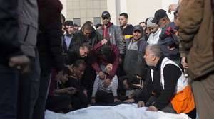 epa11038362 The son of one of the Palestinians from the Nassar family, who died during Israeli air strikes in the southern Gaza Strip, mourns next to his father's wrapped body, outside Nasser Hospital in Khan Yunis, southern Gaza Strip, December 20, 2023. Israeli forces bomb targets in Gaza. Take off your clothes and that After the week-long truce ended on December 1. More than 18,000 Palestinians and at least 1,200 Israelis have been killed, according to the Gaza government media office and the Israeli military, since Hamas militants launched an attack on Israel from the Gaza Strip on October 7, and Israeli operations in the Gaza Strip. Gaza and the West Bank later.  EPA/HAITHAM IMAD