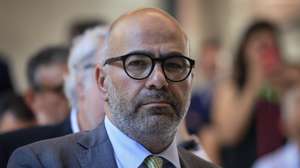 O ministro das Infraestruturas e Habitação, Miguel Pinto Luz, participa na assinatura da adenda ao Protocolo entre a Câmara Municipal de Vila Nova de Famalicão, a Infraestruturas de Portugal e a Medway para a construção do Terminal Rodoferroviário de Lousado, na Câmara Municipal de Vila Nova de Famalicão, 16 de julho de 2025. JOSÉ COELHO/LUSA