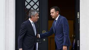 O primeiro-ministro, Luís Montenegro (D), cumprimenta o secretário-geral do Partido Socialista (PS), José Luis Carneiro, após um encontro, no Palácio de São Bento, em Lisboa, 30 de julho de 2025. FILIPE AMORIM/LUSA