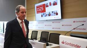 O CEO do Santander Portugal, Pedro Castro e Almeida, chega para a conferência de imprensa para divulgação dos resultados do 1.º semestre de 2025 da instituíção bancária, na sede em Lisboa, 01 de agosto de 2025. TIAGO PETINGA/LUSA