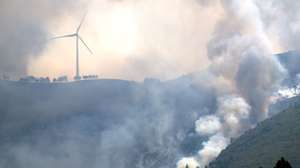 Incêndio que se desenvolve em área de montanha no Parque Natural do Alvão próximo da aldeia de Pardelhas, em Mondim de Basto, 04 de Agosto de 2025 ESTELA SILVA/LUSA