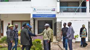 Mais de meia centena de antigos guerrilheiros da Resistência Nacional Moçambicana (RENAMO) estão acampados na sede do partido em Maputo para “forçar” a demissão do líder, Ossufo Momade, acusando-o de “má gestão” da agora terceira força parlamentar, em Maputo, Moçambique, 16 de maio de 2025. LUÍSA NHANTUMBO/LUSA