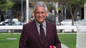O ex-presidente do SL Benfica, Luís Filipe Vieira, à chegada para o início do julgamento do processo "Saco Azul", que decorre no Campus da Justiça, em Lisboa, 09 de abril de 2025. Entre os arguidos, estão a SAD do Benfica, Benfica Estádio, Luís Filipe Vieira, Domingos Soares de Oliveira e Miguel Moreira, no processo em que a acusação do Ministério Público imputa ao ex-presidente do clube da Luz três crimes de fraude fiscal qualificada e 19 de falsificação de documento, tal como Miguel Moreira, ex-diretor financeiro do clube, e Domingos Soares de Oliveira, que continuou na SAD 'encarnada' depois da saída de Luís Filipe Vieira da direção do clube, em 2021. ANTÓNIO COTRIM/LUSA