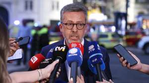 epa12350299 Lisbon mayor Carlos Moedas speaks to the press after the Gloria funicular cable railway derailed in Lisbon, Portugal, 03 September 2025. At least three people died in the derailment, with emergency services reporting that several were injured and others are still trapped at the scene.  EPA/MIGUEL A. LOPES