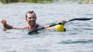 O canoísta português Fernando Pimenta, festeja a conquista da medalha de ouro na final direta K2 (29,80 km) durante o campeonato Europeu de Maratona, em Ponte de Lima, Portugal, 7 de Junho de 2025. A dupla tricampeã do Mundo de K2, mas que apenas este ano conseguiu estrear-se nos Europeus, impôs-se ao concluir os 29,8 quilómetros com o tempo de 02:01.57 horas, superando os húngaros Adrian Boros e Tamas Erdelyi, por dois segundos, e os espanhóis Miguel Llorens e Alberto Plaza, por cinco. HUGO DELGADO/LUSA