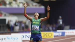 epa12372259 Caio Bonfim of Brazil celebrates after winning second place in the Men's 35 Kilometres Race Walk at the World Athletics Championships 2025 in Tokyo, Japan, 13 September 2025.  EPA/FRANCK ROBICHON