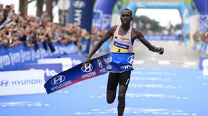 Chegada à meta do vencedor Brian Kibor, durante a 18ª edição da Meia Maratona do Porto, 14 Setembro de 2025.  MANUEL FERNANDO ARAUJO/LUSA