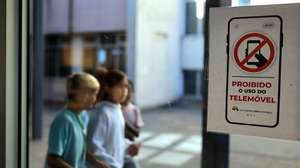 Sinal de proibição do uso do telemóvel afixado numa janela da Escola Fontes Pereira de Melo, no Porto, 15 de setembro de 2025. Todas as escolas do Agrupamento do Fontes Pereira de Melo, mesmo do ensino secundário, estão proibidos de usar telemóveis, ‘smartphones’ e ‘smartwatches”, mas há exceções para ajudar alunos cuja língua materna não seja o português. A partir do ano letivo que agora começa passa a ser regra a proibição do uso de 'smartphones' no 1.º e 2.º ciclos do ensino básico e são recomendadas "medidas restritivas" no 3.º ciclo que desincentivem a utilização destes equipamentos nas escolas. (ACOMPANHA TEXTO DE 15 DE SETEMBRO DE 2025). ESTELA SILVA/LUSA