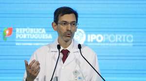 O presidente do Instituto Português de Oncologia do Porto (IPO Porto), Júlio Oliveira, discursa durante a cerimónia de assinatura do protocolo de colaboração para a criação do Centro Nacional de Protonterapia - IPO - Porto, 24 de outubro de 2024. JOSÉ COELHO/LUSA