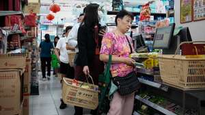 População acorre aos supermercados para garantir bens essenciais a dois dias da passagem do super tufão Ragasa, Macau, China, 22 de setembro de 2025. O chefe do Executivo de Macau, Sam Hou Fai, alertou hoje para a possibilidade do tufão Ragasa, que se aproxima da região, provocar inundações, com o nível de água a poder atingir "cerca de cinco metros de altura". GONÇALO LOBO PINHEIRO/LUSA