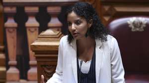 A deputada do Bloco de Esquerda (BE), Andreia Galvão, intervém durante o debate quinzenal com a presença do primeiro-ministro, na Assembleia da República, em Lisboa, 24 de setembro de 2025. O primeiro-ministro regressa hoje aos debates quinzenais no parlamento mais de sete meses depois da última discussão neste formato e a pouco mais de duas semanas da entrega do Orçamento do Estado para 2026. ANTÓNIO COTRIM/LUSA