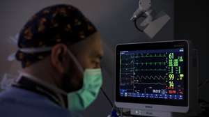 Cirurgia bariátrica em regime de ambulatório, com recurso a uma técnica única no mundo -  ‘koala sleeve’ - que  foi apresentada em maio de 2024 no Congresso Europeu de Cirurgia de Obesidade em Viena, na Áustria, Hospital Pedro Hispano, em Matosinhos, 3 de março de 2025. O ‘sleeve’ – gastrectomia vertical ou cirurgia de redução do estômago – consiste na remoção de cerca de 70% do estômago fazendo com que este em vez de se parecer com um saco que armazena comia, fique como uma banana, um tubo estreito.Na prática, a ‘koala sleeve’ consiste na adaptação do ‘sleeve’ tradicional, acrescentando-lhe a colocação de uma espécie de válvula que tenta impedir o refluxo dos alimentos do estômago para o esófago. ( ACOMPANHA TEXTO) JOSÉ COELHO/LUSA