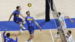 epa12412504 Simone Anzani (L) of Italy in action during the final match of the FIVB Volleyball Men's World Championship between Bulgaria and Italy at the Mall of Asia Arena in Pasay City, Metro Manila, Philippines, 28 September 2025.  EPA/ROLEX DELA PENA