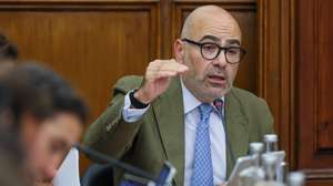 O ministro das Infraestruturas e da Habitação de Portugal, Miguel Pinto Luz, intervém durante a sua audição perante a Comissão de Infraestruturas, Mobilidade e Habitação, na Assembleia da República, em Lisboa, 30 de setembro de 2025. MANUEL DE ALMEIDA/LUSA