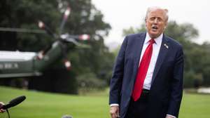 epa12418512 US President Donald Trump speaks with reporters on the South Lawn of the White House after disembarking from Marine One in Washington, 30 September 2025.  EPA/FRANCIS CHUNG / POOL