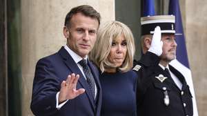 epa12439211 French President Emmanuel Macron (L) and his wife, Brigitte Macron (R), await Prince Hussein bin Abdullah of Jordan and his wife, Princess Rajwa Al Hussein (not pictured), at the Elysee Palace in Paris, France, 08 October 2025.  EPA/TERESA SUAREZ