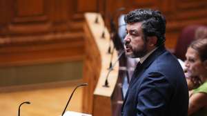 O deputado do Partido Socialista (PS), Pedro Delgado Alves, durante a sessão plenária para discussão para, entre outros assuntos, a reapreciação do Decreto da Assembleia da República n.º 6/XVII - Altera a Lei n.º 23/2007, de 4 de julho, que aprova o regime jurídico de entrada, permanência, saída e afastamento de estrangeiros do território nacional, na Assembleia da República, em Lisboa, 30 de setembro de 2025. MANUEL DE ALMEIDA/LUSA