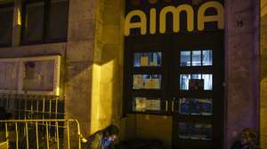 Imigrantes guardam lugar pernoitando em frente à agência da AIMA nos Anjos, Lisboa,16 de outubro de 2025. Cerca de duas dezenas de imigrantes encontravam-se às portas da Agência para a Integração, Migrações e Asilo (AIMA) para guardar a sua vez para serem atendidos.TIAGO PETINGA/LUSA