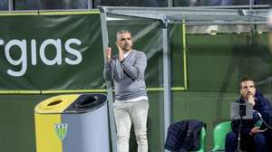 Sporting's head coach Rui Borges (L) applauds during the Portuguese First League soccer match against Tondela at João Cardoso stadium in Tondela, Portugal, 26 October 2025. JOSÉ COELHO/LUSA