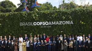 epa12510978 Heads of state and governments, and other attendees of the COP30 leaders' summit take part in a family photo in Belem, Brazil, 07 November 2025. The summit precedes the main 30th United Nations Climate Change Conference, running from 10 to 21 November in Belem, the gateway to the Amazon rainforest.  EPA/ANTONIO LACERDA