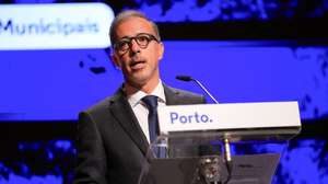 Pedro Duarte intervém durante a tomada de posse como presidente da Câmara Municipal do Porto depois de ter vencido as eleições autárquicas pela coligação PSD/CDS-PP/IL, no Mosteiro de São Bento da Vitória, no Porto, 05 de Novembro de 2025. ESTELA SILVA/LUSA