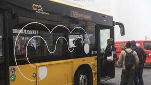 Passageiros entram num autocarro da Carris Metropolitana em serviço na área de Lisboa, 27 de dezembro de 2023. A Carris Metropolitana é uma iniciativa dos 18 municípios do coletivo rodoviário de passageiros na Área Metropolitana de Lisboa (AML) que, através da Transportes Metropolitanos de Lisboa, funde a operação de transporte público rodoviário de toda a AML numa só imagem e serviço. (ACOMPANHA TEXTO DA LUSA DO DIA 30 DE DEZEMBRO DE 2023). MIGUEL A. LOPES/LUSA