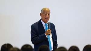 O Presidente da República, Marcelo Rebelo de Sousa, intervém durante uma visita à Escola Básica e Secundária Michel Giacometti, na Quinta do Conde, em Sesimbra, 14 de outubro de 2025. ANTÓNIO PEDRO SANTOS/LUSA