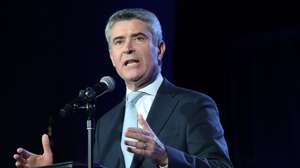 O secretário-geral, José Luís Carneiro, discursa durante o encontro com membros da comunidade portuguesa, entre os quais empresários, deputados federais e dirigentes associativos, Toronto, Canadá, 22 de novembro de 2025. SÉRGIO MOURATO/LUSA