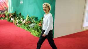 epa12543739 EU Commission President Ursula Von der Leyen arrives for the second day of the Group of Twenty (G20) Leaders' Summit at the Nasrec Expo Centre in Johannesburg, South Africa, 23 November 2025. World leaders are gathering in South Africa, the host of this year's G20 Leaders' Summit on 22 and 23 November 2025, to discuss the global economy, development and financing.  EPA/MARCO LONGARI / POOL