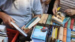 Visitantes da 12.ª edição da Feira do Livro do Porto nos jardins do Palácio de Cristal, Porto, 22 de agosto de 2025. Fundada em 1930, a Feira do Livro do Porto é desde 2016 organizada pela autarquia local. JOSÉ COELHO/LUSA