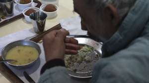 Um utente almoça no refeitório dos Anjos do Centro de Apoio Social dos Anjos (CASA) da Santa Casa da Misericórdia de Lisboa (SCML), um equipamento de referência no apoio alimentar a pessoas carenciadas da cidade, nomeadamente servindo refeições, em Lisboa, 13 de março de 2017. A “Sopa dos Pobres” comemora este mês 100 anos, ao longo dos quais acompanhou as transformações dos problemas sociais e diversificou as respostas aos mais desfavorecidos de Lisboa, apoiando atualmente cerca de 400 pessoas, algumas há 20 anos. (ACOMPANHA TEXTO DE 25 DE MARÇO DE 2017). MIGUEL A. LOPES/LUSA