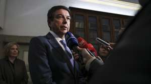 O diretor executivo do Serviço Nacional de Saúde (SNS), Álvaro Almeida, fala aos jornalistas após uma visita ao Hospital do Espírito Santo de Évora, onde acompanhou a ministra da Saúde, Ana Paula Martins, (ausente na imagem), no âmbito da preparação do Serviço Nacional de Saúde (SNS) para o período de inverno, Évora, 18 de novembro de 2025. A ministra prossegue um périplo pelas Unidades Locais de Saúde (ULS) de todo o país para conhecer a resposta das unidades de saúde aos desafios da época. Évora, 18 de novembro de 2025. NUNO VEIGA/LUSA