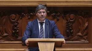 O deputado e líder parlamentar do Partido Socialista (PS), Eurico Brilhante Dias, intervém na sessão plenária sobre o Orçamento do Estado para 2026 (OE2026), na Assembleia da República, em Lisboa, 28 de outubro de 2025. A Assembleia da República continua hoje a debater em plenário a proposta do Governo de Orçamento do Estado para 2026. MIGUEL A. LOPES/LUSA