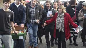 A candidata à presidência da República, Catarina Martins (C-D), durante uma ação de campanha eleitoral na Feira dos 23, em Coimbra, 20 de dezembro de 2025. PAULO NOVAIS/LUSA